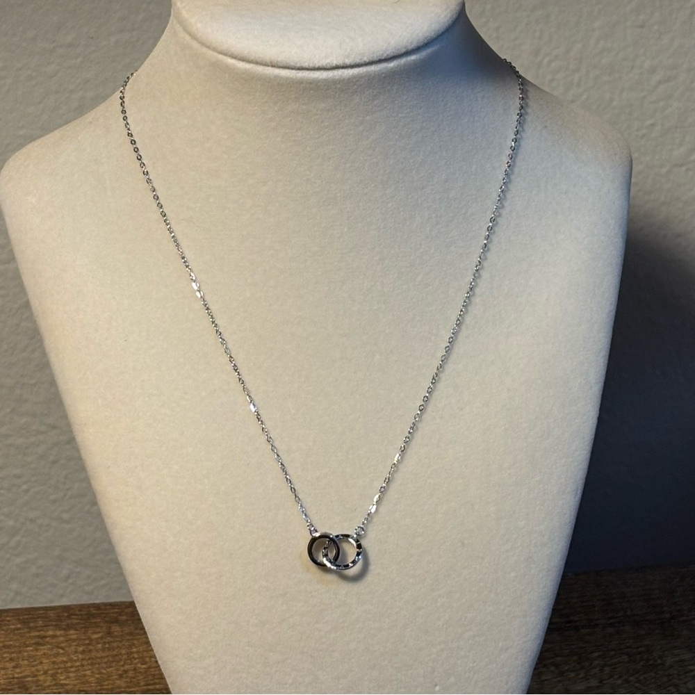 NEW Silver Interlinking Circle Necklace